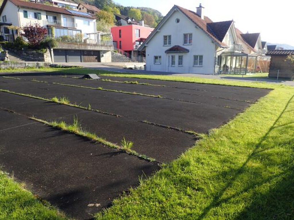 Der heutige Hartplatz im Grund mit Rissen im Belag