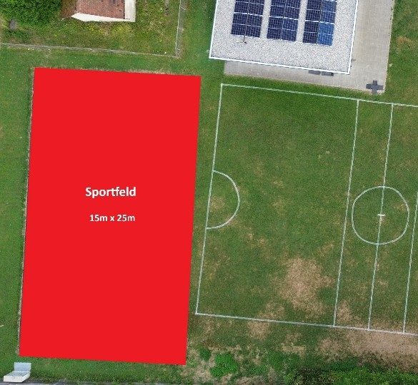 Markierte Fläche des sanierten Sportfelds aus der Luft